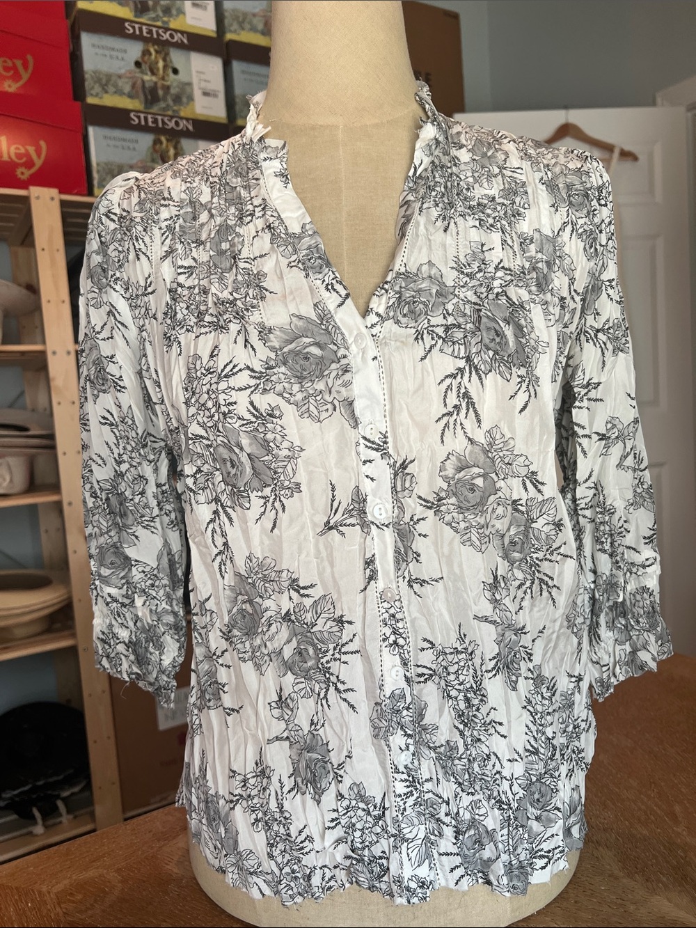 GO SILK- Women’s White Silk Floral Button-Front Blouse